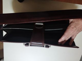 Maletín ejecutivo de piel marron.