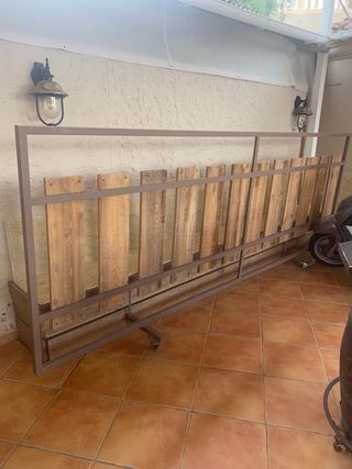 Valla de hierro y madera