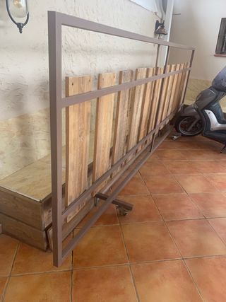 Valla de hierro y madera