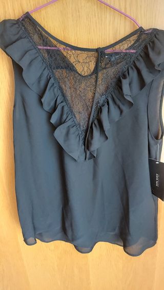 Blusa Zara con encaje y volante 