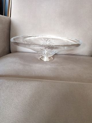 Centro ovalado de plata de ley y cristal labrado.