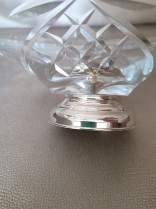 Centro ovalado de plata de ley y cristal labrado.