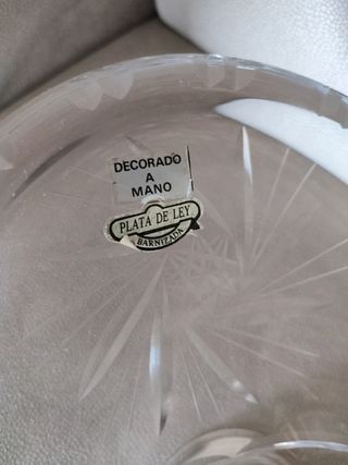 Centro ovalado de plata de ley y cristal labrado.