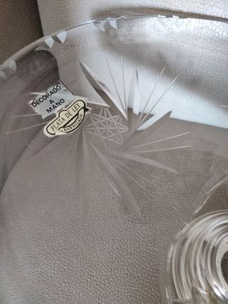 Centro ovalado de plata de ley y cristal labrado.