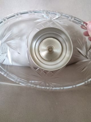 Centro ovalado de plata de ley y cristal labrado.