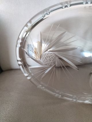 Centro ovalado de plata de ley y cristal labrado.