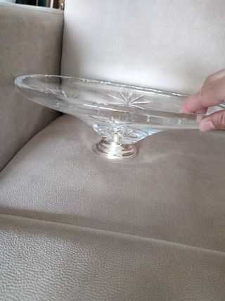 Centro ovalado de plata de ley y cristal labrado.