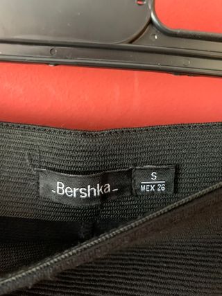 Falda de tubo negra de Bershka