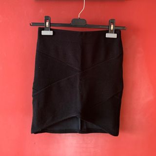 Falda de tubo negra de Bershka