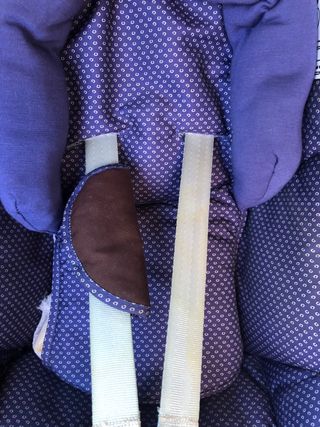 Maxi-Cosi con adaptador Isofix para el coche.