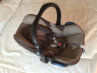 Maxi-Cosi con adaptador Isofix para el coche.