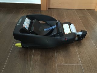 Maxi-Cosi con adaptador Isofix para el coche.