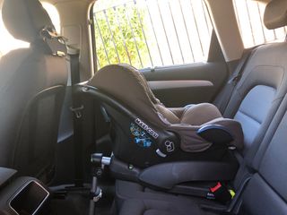 Maxi-Cosi con adaptador Isofix para el coche.
