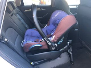 Maxi-Cosi con adaptador Isofix para el coche.