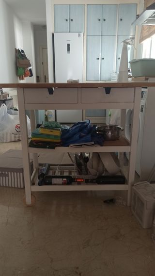 Carro mueble con ruedas.
