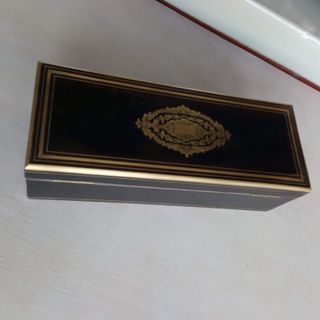 Caja de caoba ebonizada con marquetería de latón