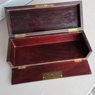 Caja de caoba ebonizada con marquetería de latón