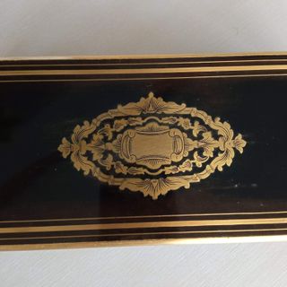 Caja de caoba ebonizada con marquetería de latón