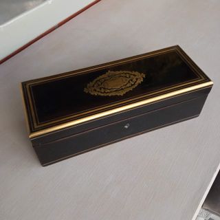 Caja de caoba ebonizada con marquetería de latón