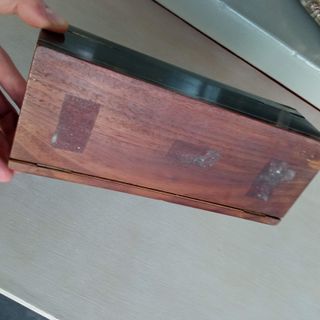 Caja de caoba ebonizada con marquetería de latón