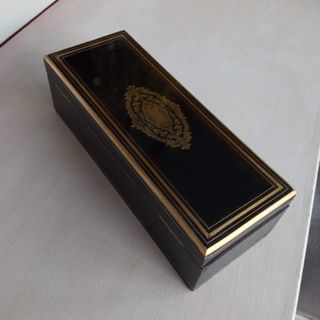 Caja de caoba ebonizada con marquetería de latón