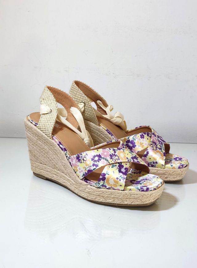 Cuñas de esparto atadas sandalias flores. Nuevas