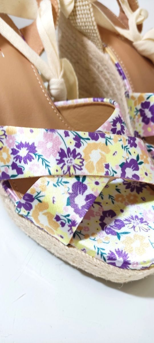 Cuñas de esparto atadas sandalias flores. Nuevas
