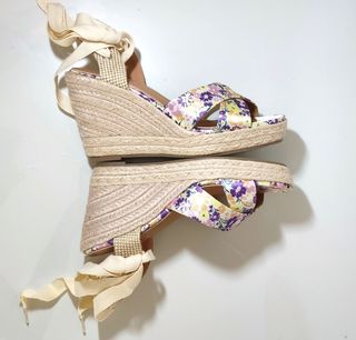 Cuñas de esparto atadas sandalias flores. Nuevas