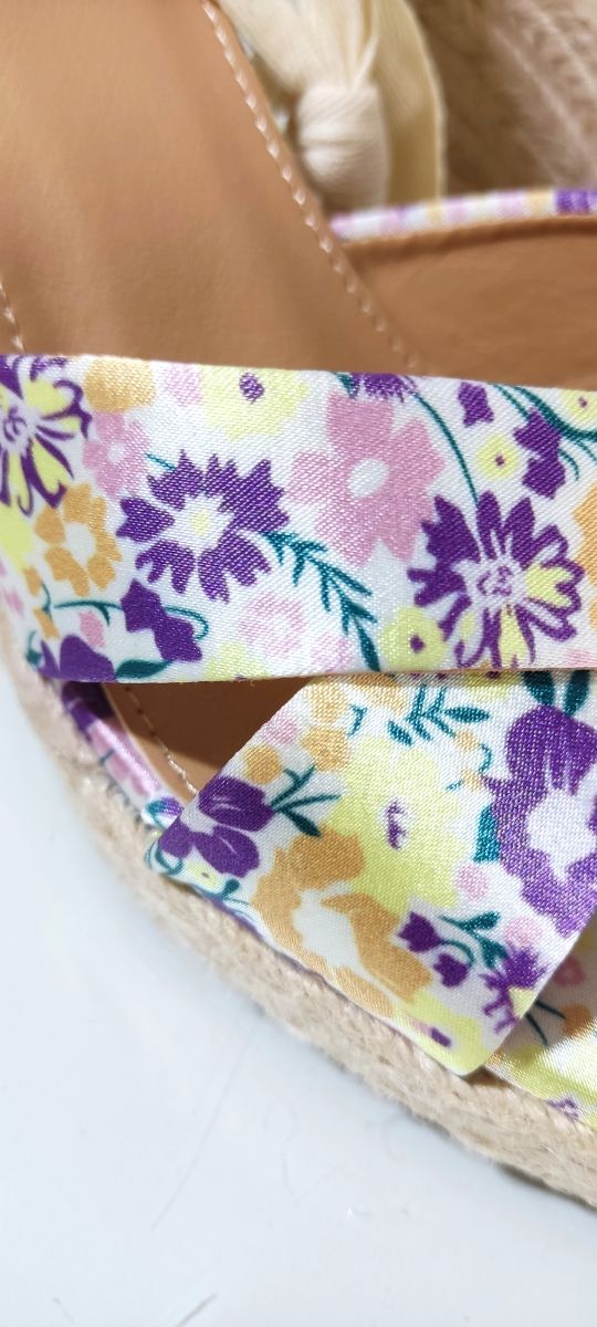 Cuñas de esparto atadas sandalias flores. Nuevas
