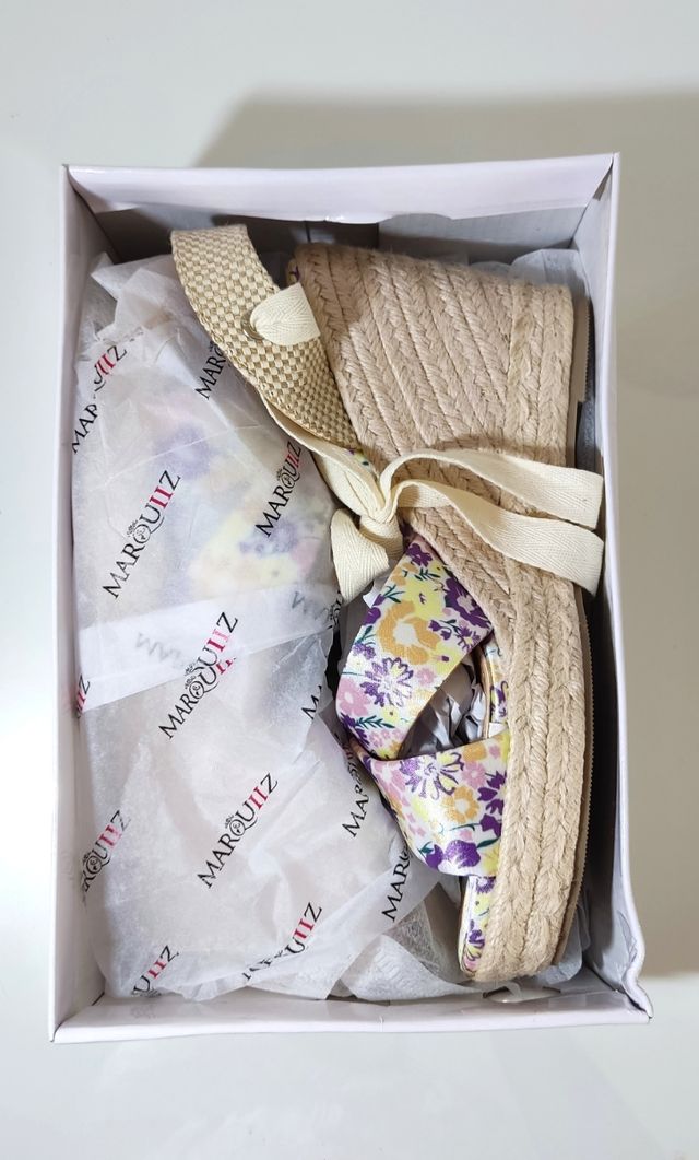 Cuñas de esparto atadas sandalias flores. Nuevas