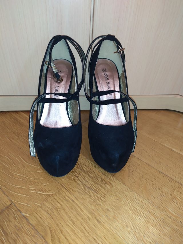 Tacones altos negros