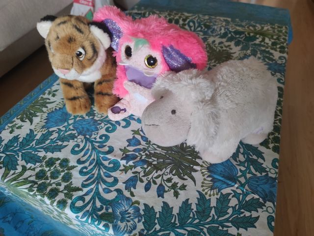 Molti giocattoli di peluche