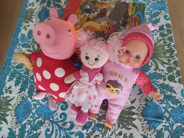 Molti giocattoli di peluche