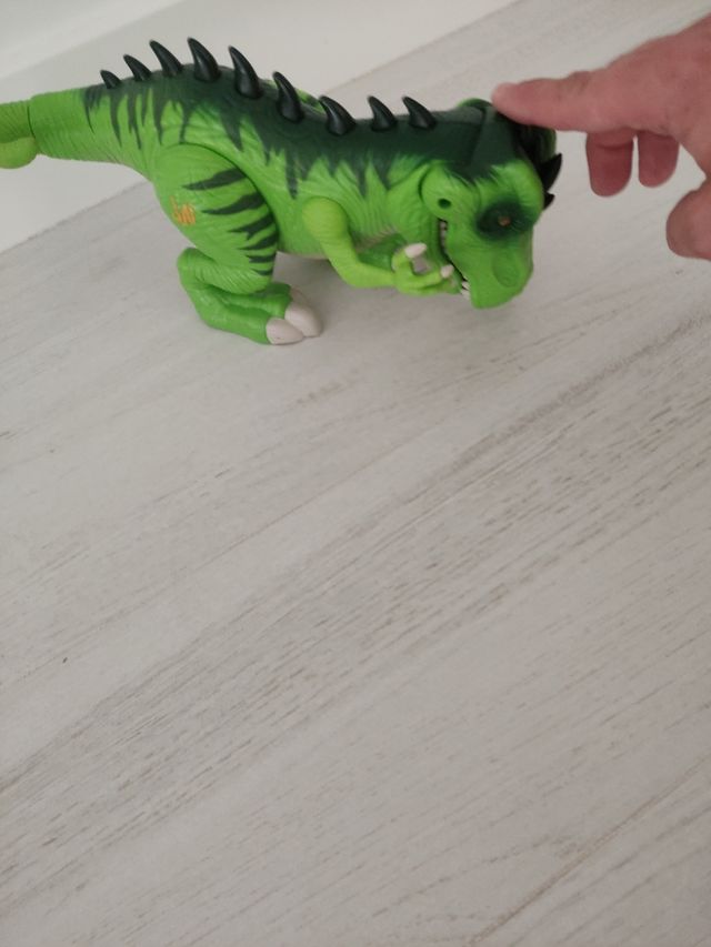 dinosaurios con luz en ojos y sonido