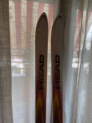Esquís blancos y morados de la marca HEAD