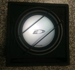 Subwoofer Alpine con cajón 12 pulgadas