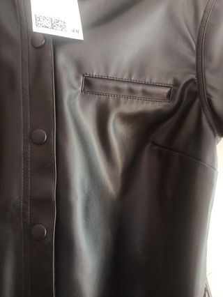 Vestido efecto cuero de H&M