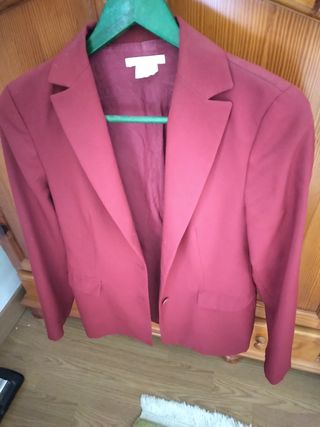 Chaqueta roja.