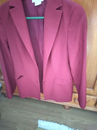 Chaqueta roja.