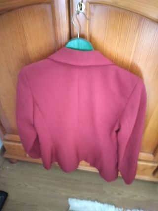 Chaqueta roja.