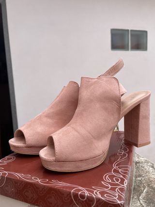 Sandalias de tacón. 