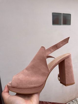 Sandalias de tacón. 