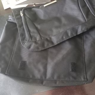 Bolsa bandolera negra múltiples bolsillos 
