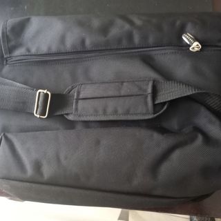 Bolsa bandolera negra múltiples bolsillos 