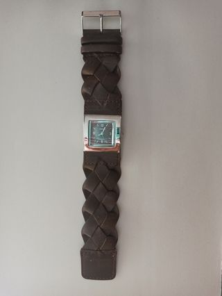 Bonito reloj de la firma Claire's en color marrón.