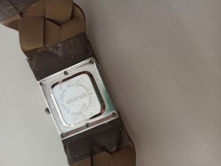 Bonito reloj de la firma Claire's en color marrón.