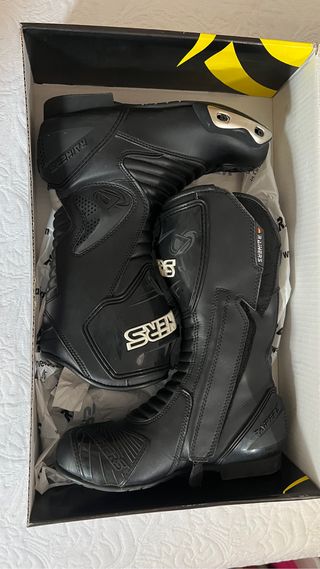 BOTAS DE MOTO MUJER MARCA RAINERS (usadas 2 veces)