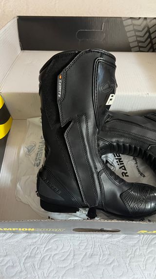 BOTAS DE MOTO MUJER MARCA RAINERS (usadas 2 veces)