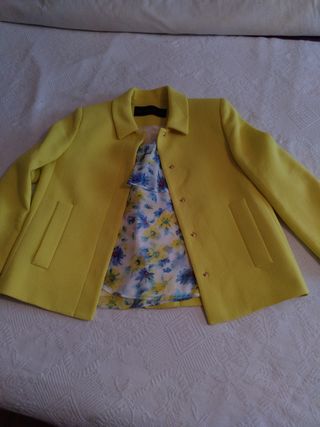 chaqueta amarilla de zara 