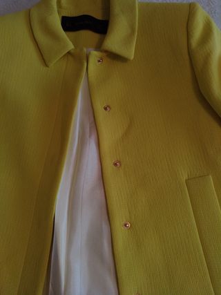 chaqueta amarilla de zara 